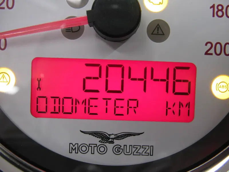 Moto Guzzi V9 Bobber (2016 - 18) (8)