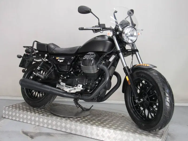 Moto Guzzi V9 Bobber (2016 - 18) (9)