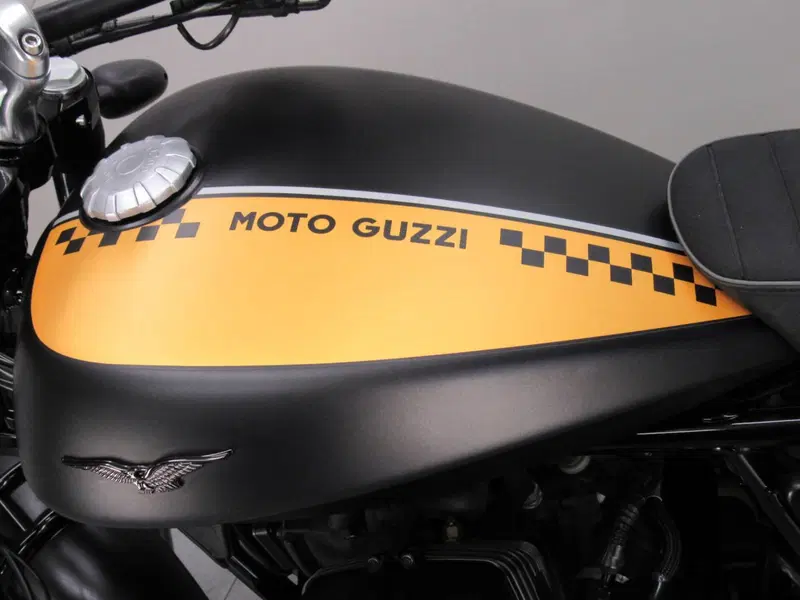 Moto Guzzi V9 Bobber (2016 - 18) (11)