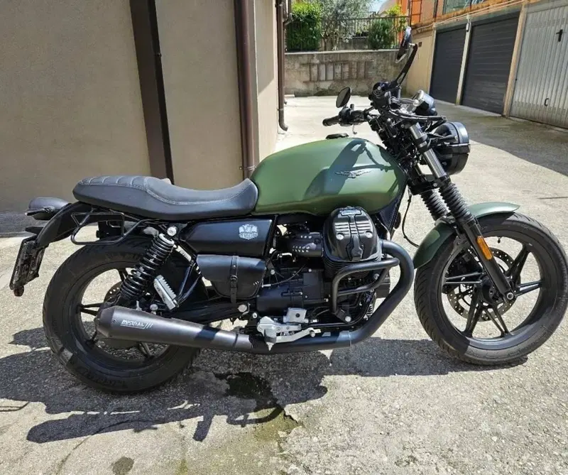 Moto Guzzi V7 Stone (2021 - 24) (2)