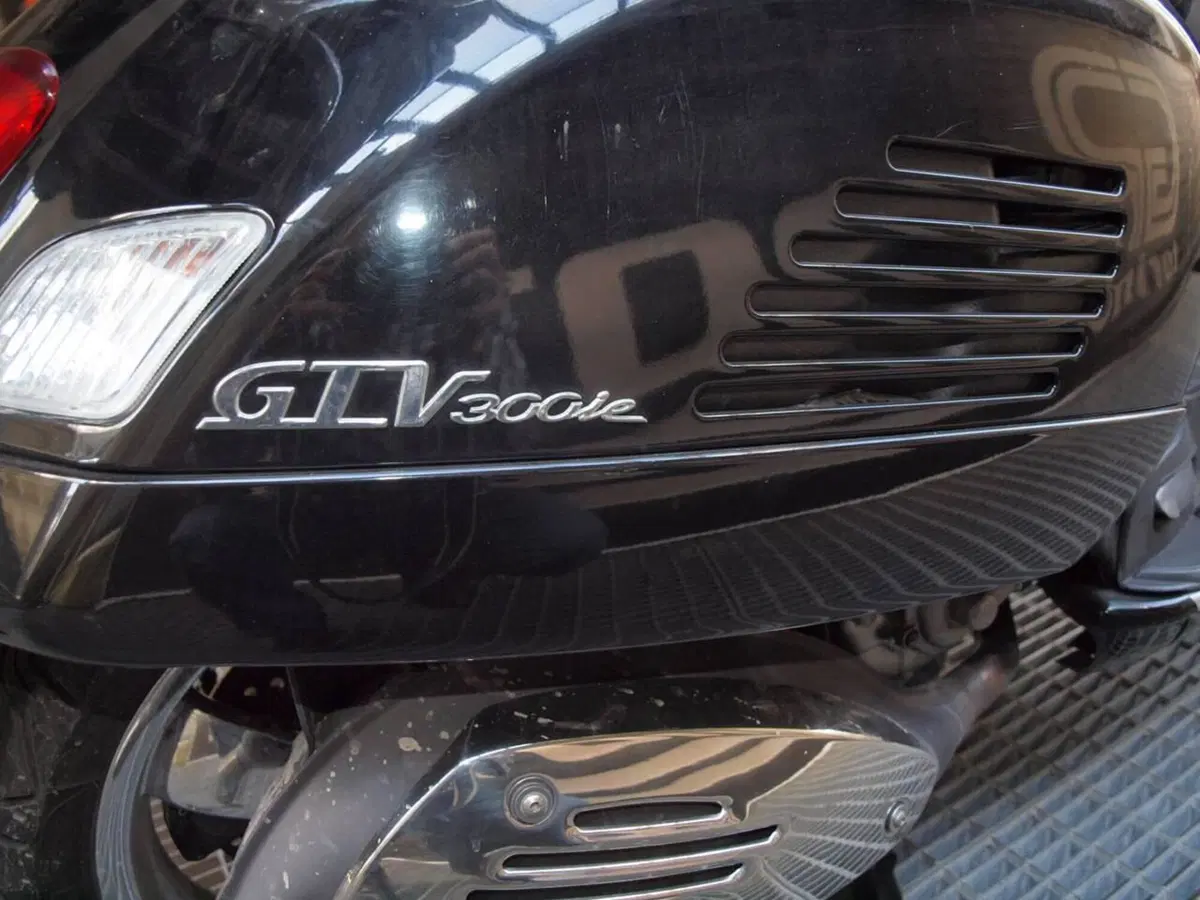 Vespa GTV 300 Via Montenapoleone ABS (2010 - 16) (4)