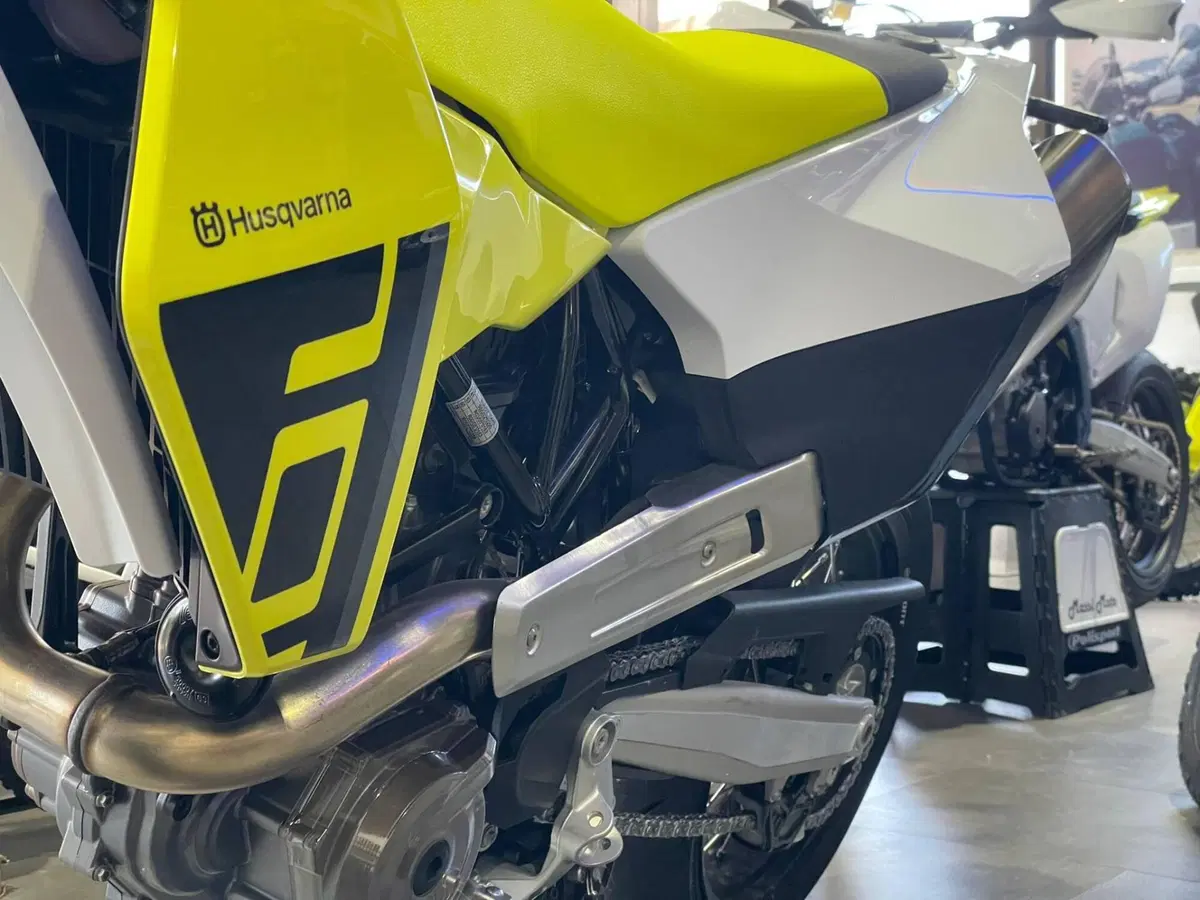 Husqvarna 701 Supermoto (2026) (9)