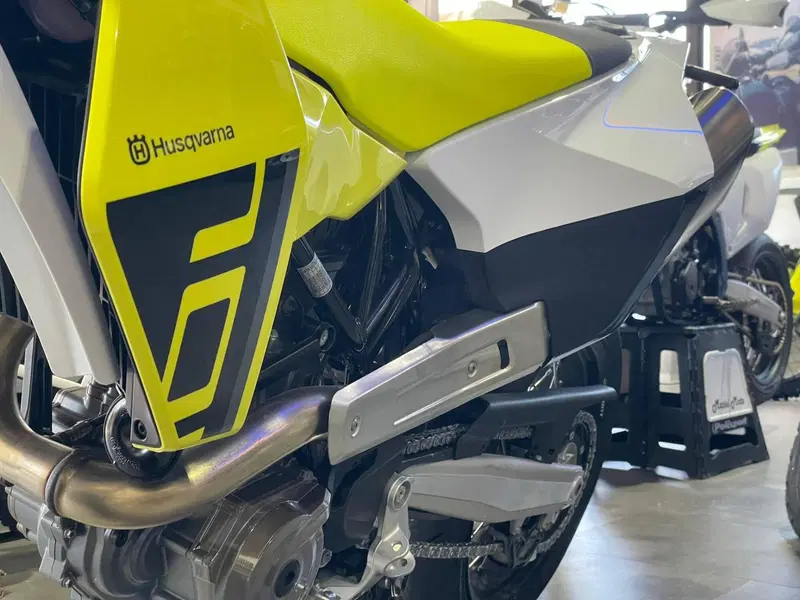 Husqvarna 701 Supermoto (2026) (9)