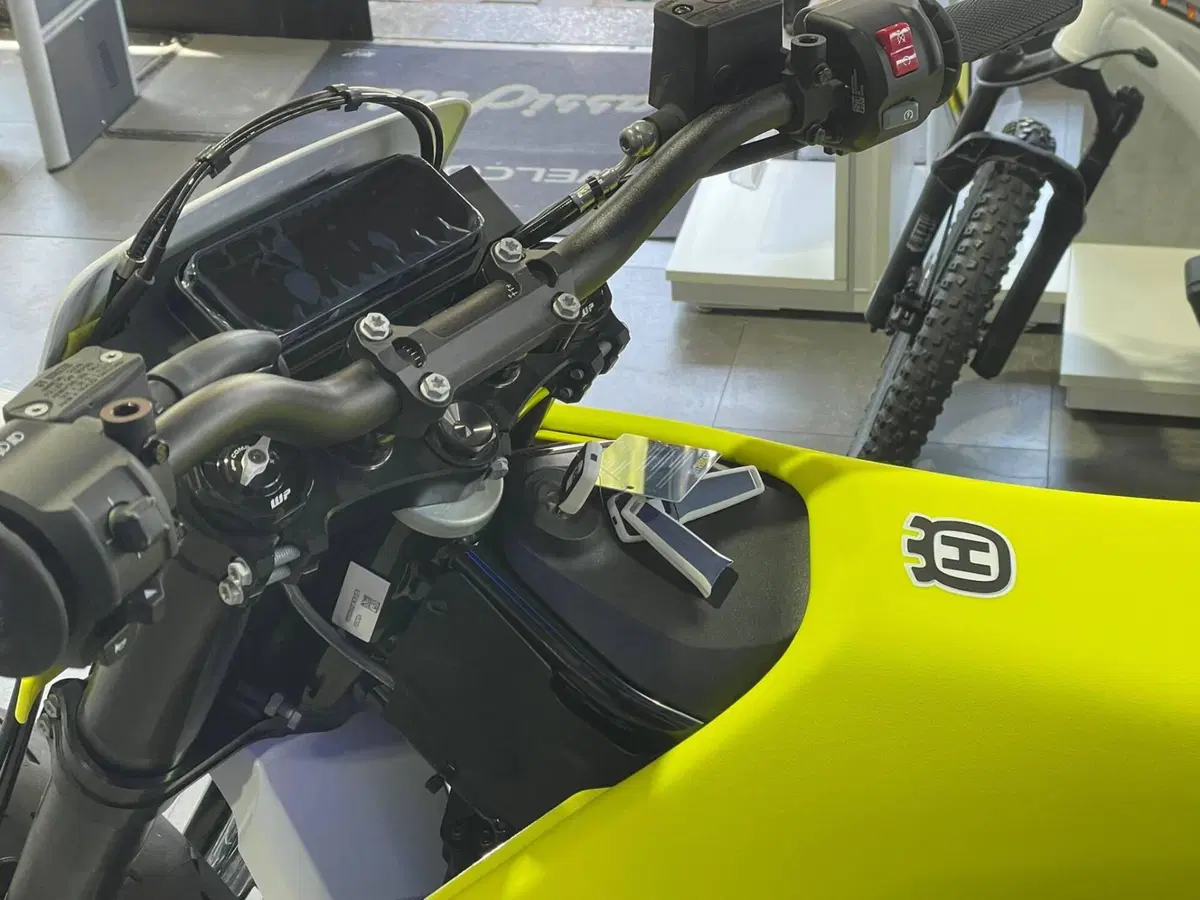 Husqvarna 701 Supermoto (2026) (6)