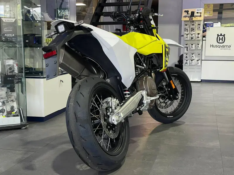 Husqvarna 701 Supermoto (2026) (5)
