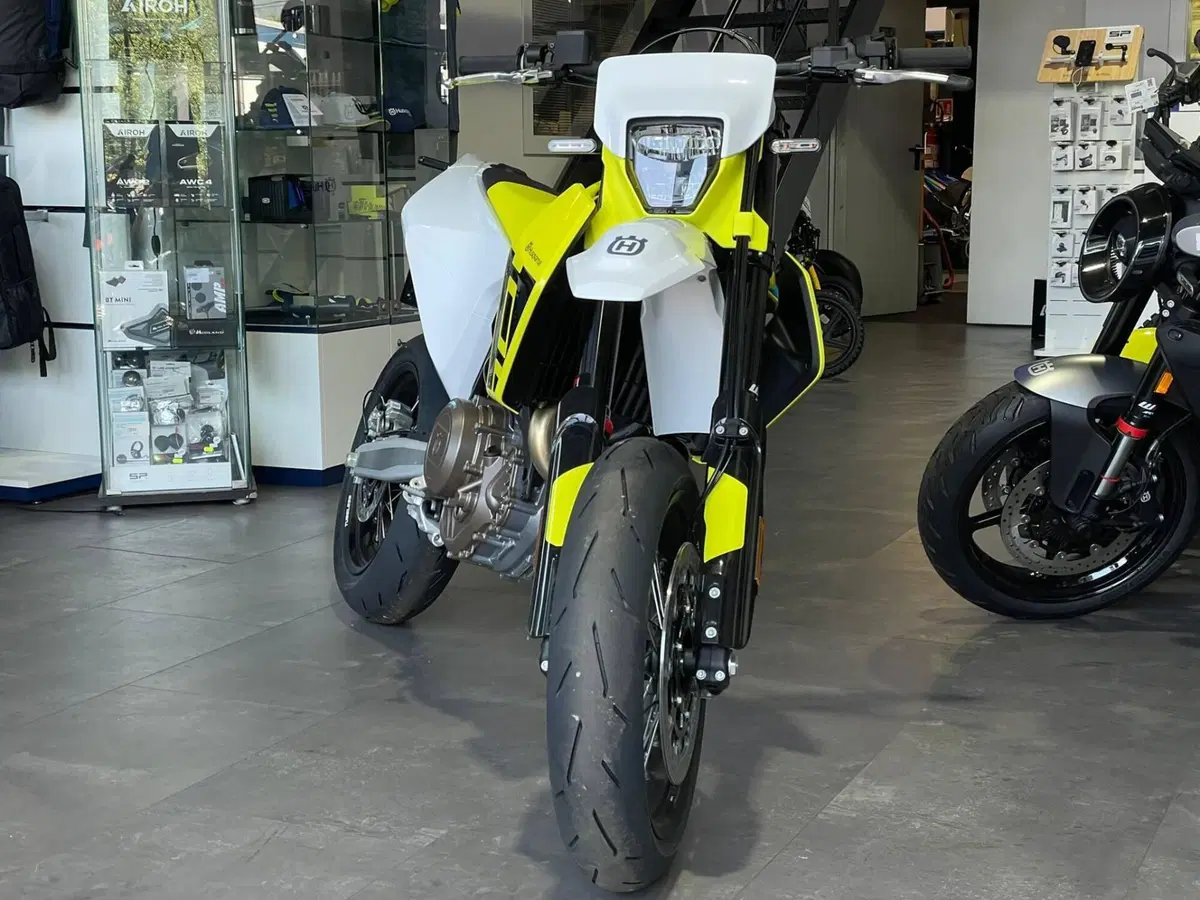 Husqvarna 701 Supermoto (2026) (2)