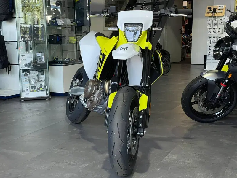 Husqvarna 701 Supermoto (2026) (2)