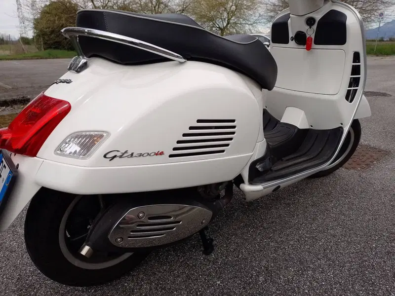 Vespa GTS 300 Super (2008 - 16) (3)