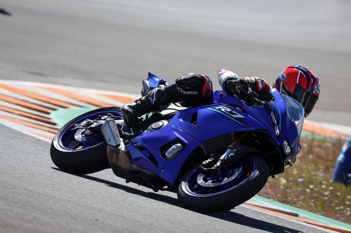 Yamaha YZF R7 (2)