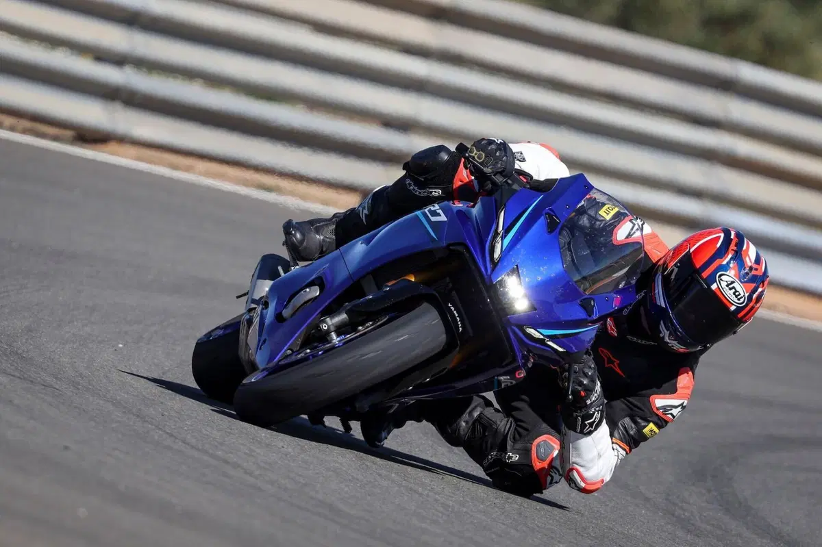 Yamaha YZF R7 (3)