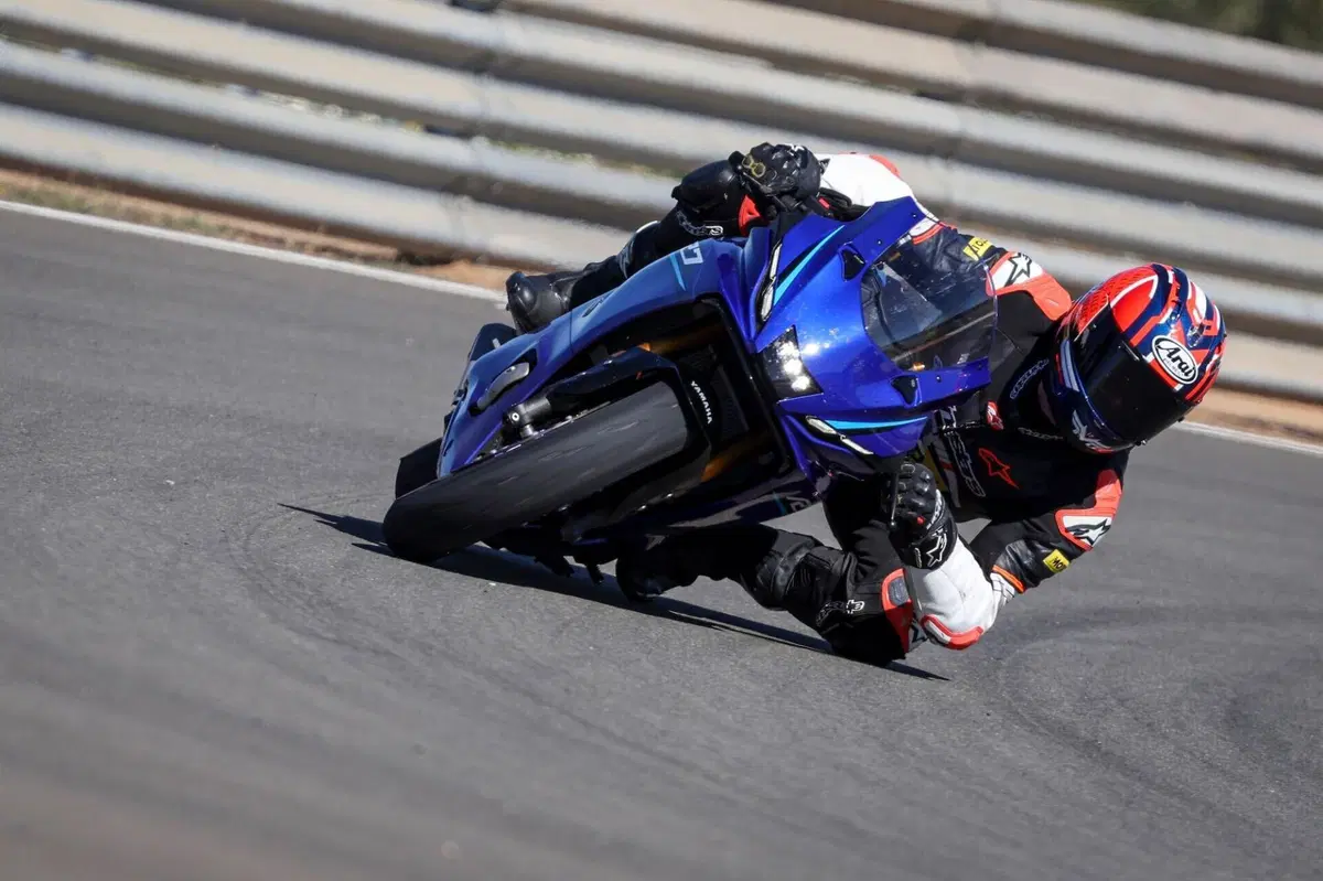 Yamaha YZF R7 (4)