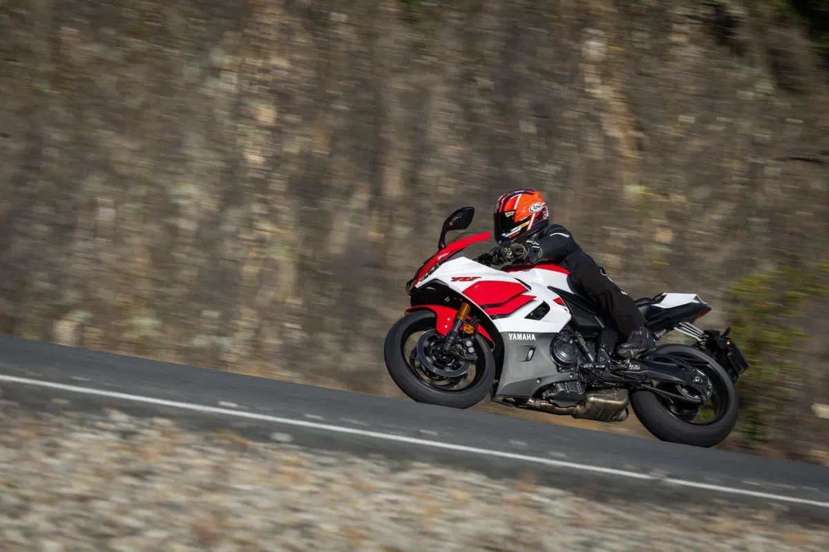Yamaha YZF R7 (6)