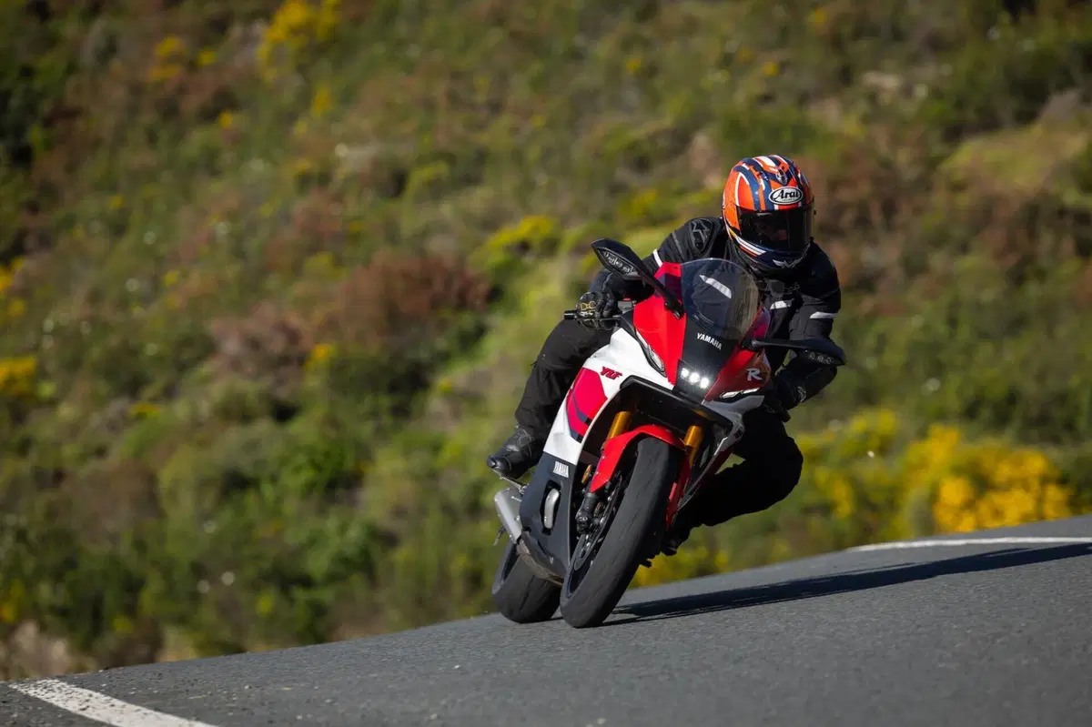 Yamaha YZF R7 (8)