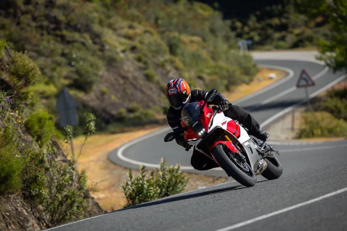 Yamaha YZF R7 (9)