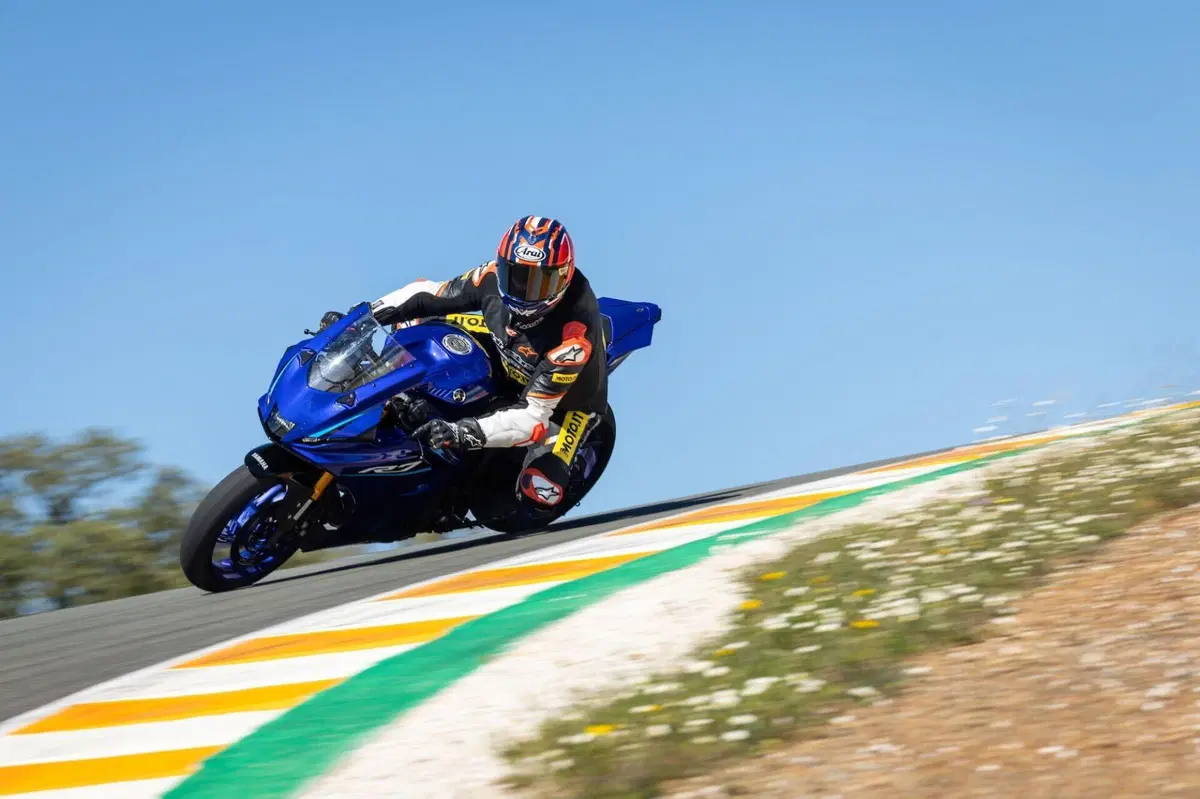 Yamaha YZF R7 (13)