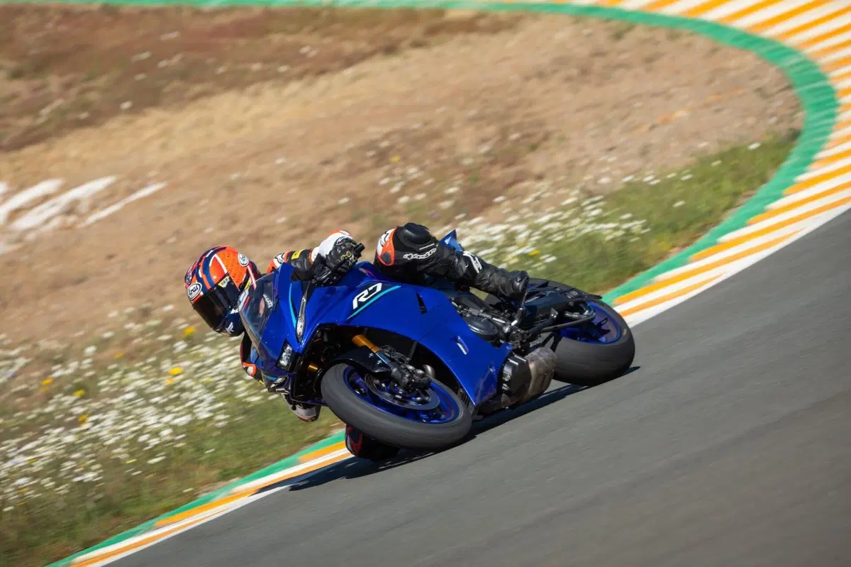 Yamaha YZF R7 (14)