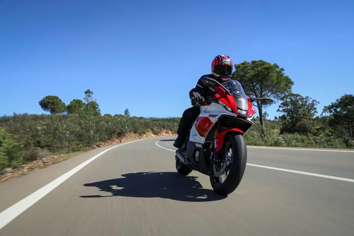 Yamaha YZF R7 (15)