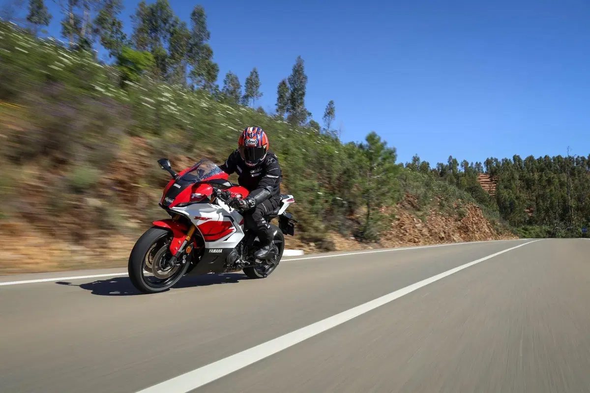 Yamaha YZF R7 (16)