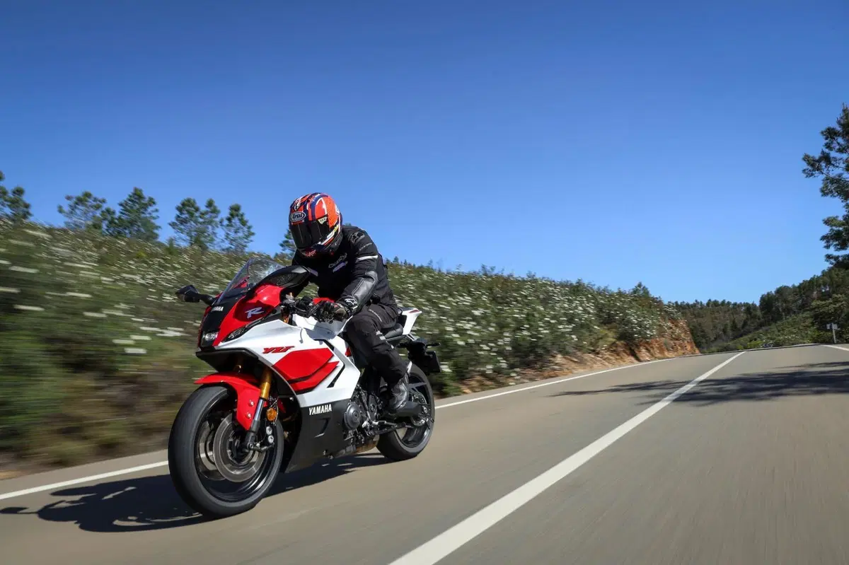 Yamaha YZF R7 (17)
