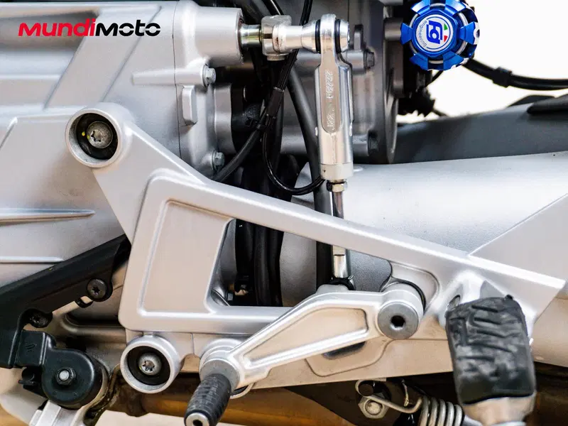 Moto Guzzi V100 Mandello (2022 - 24) (17)