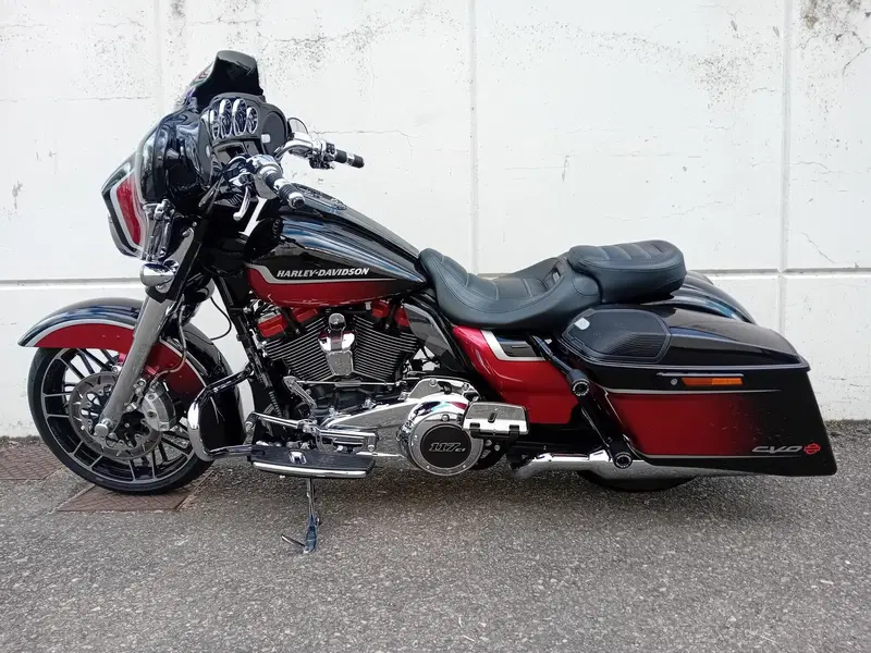 Harley-Davidson 117 Street Glide (2021) - FLHXSE (2)