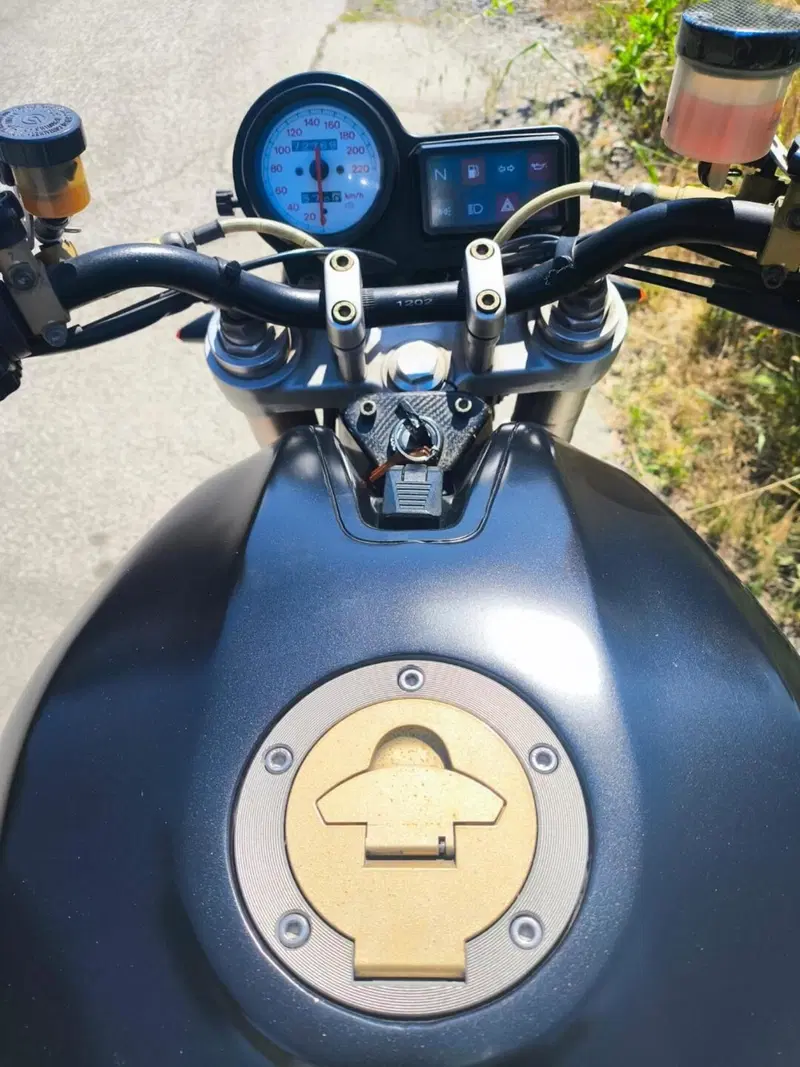 Ducati Monster 900 City Dark (1999 - 02) (5)