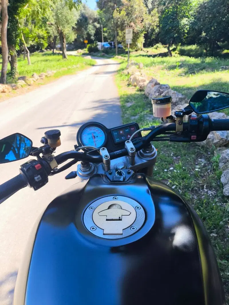 Ducati Monster 900 City Dark (1999 - 02) (8)