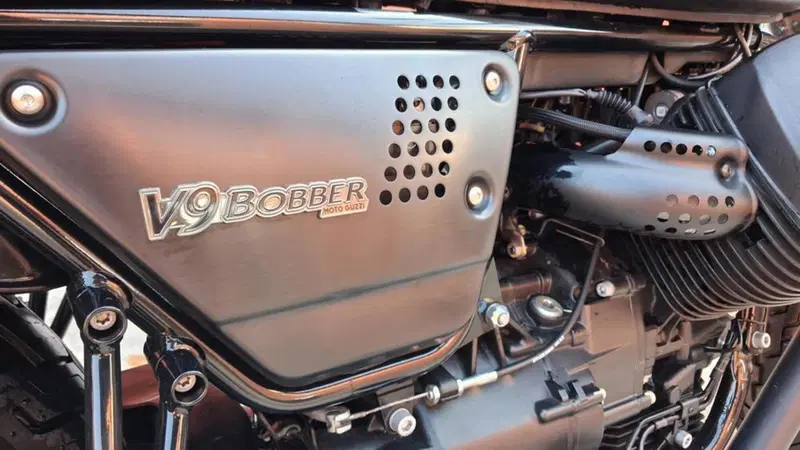 Moto Guzzi V9 Bobber (2021 - 25) (5)