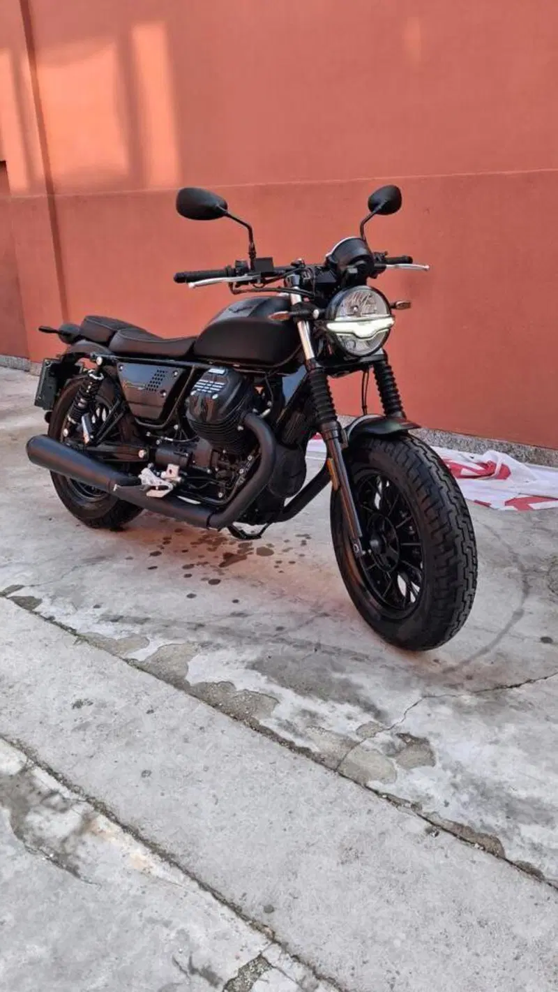 Moto Guzzi V9 Bobber (2021 - 25) (3)