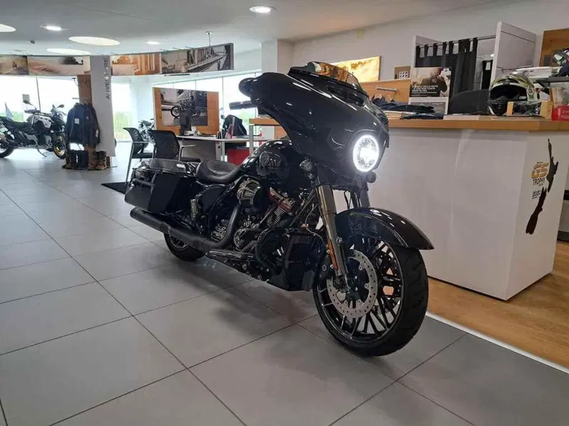 Harley-Davidson 117 Street Glide (2021) - FLHXSE (2)