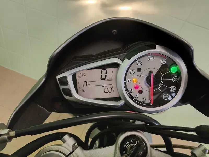Triumph Street Triple R (2009 - 12) (5)