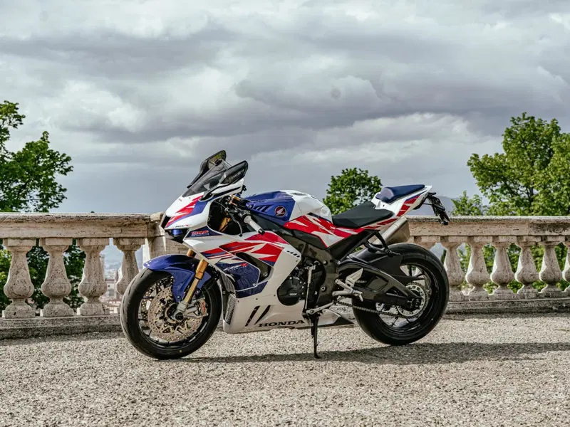 Honda CBR 1000 RR-R Fireblade SP 30th Anniversary (2022 - 23) (9)