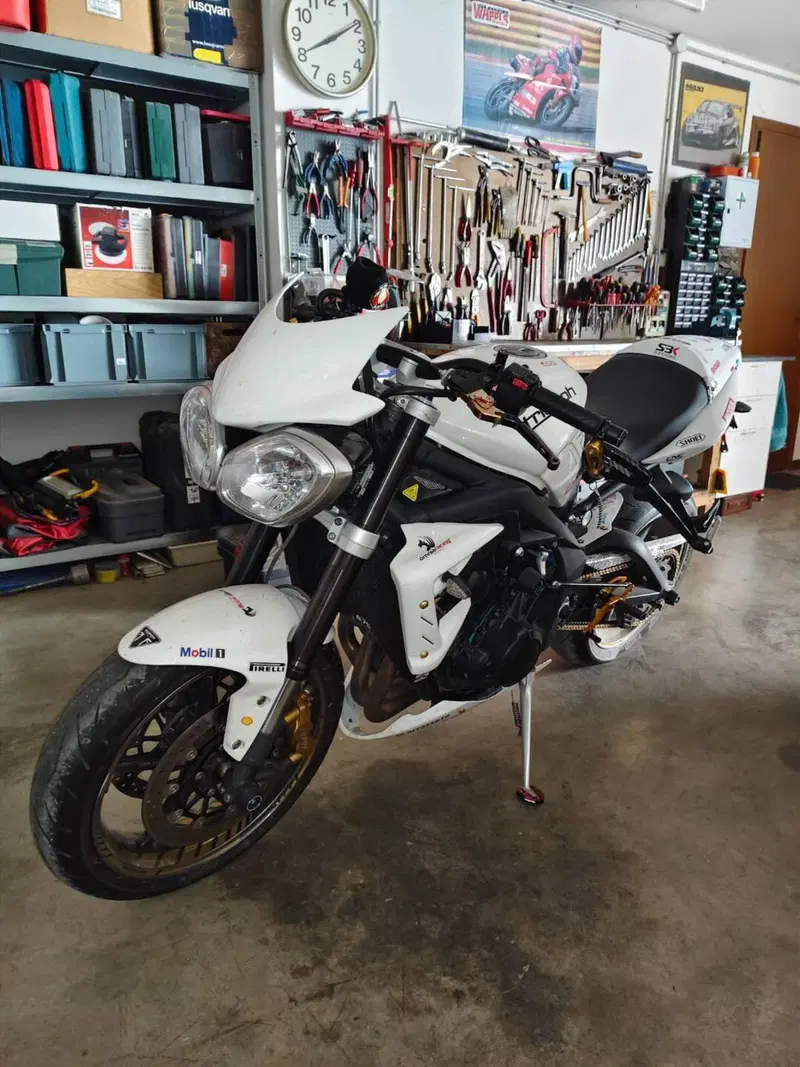 Triumph Street Triple R (2009 - 12) (2)