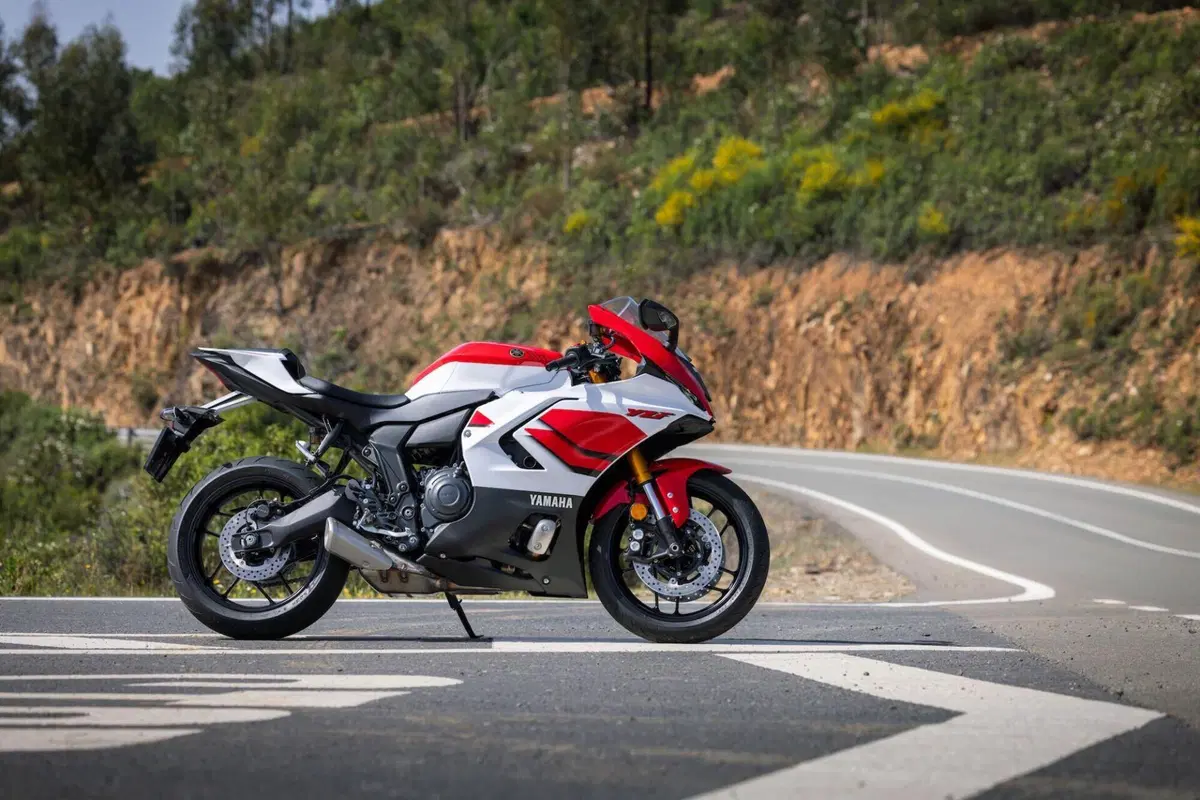 Yamaha YZF R7 (20)