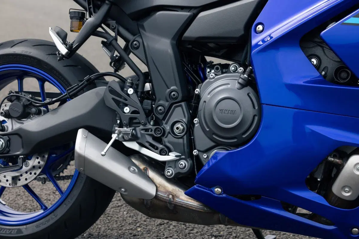 Yamaha YZF R7 (21)