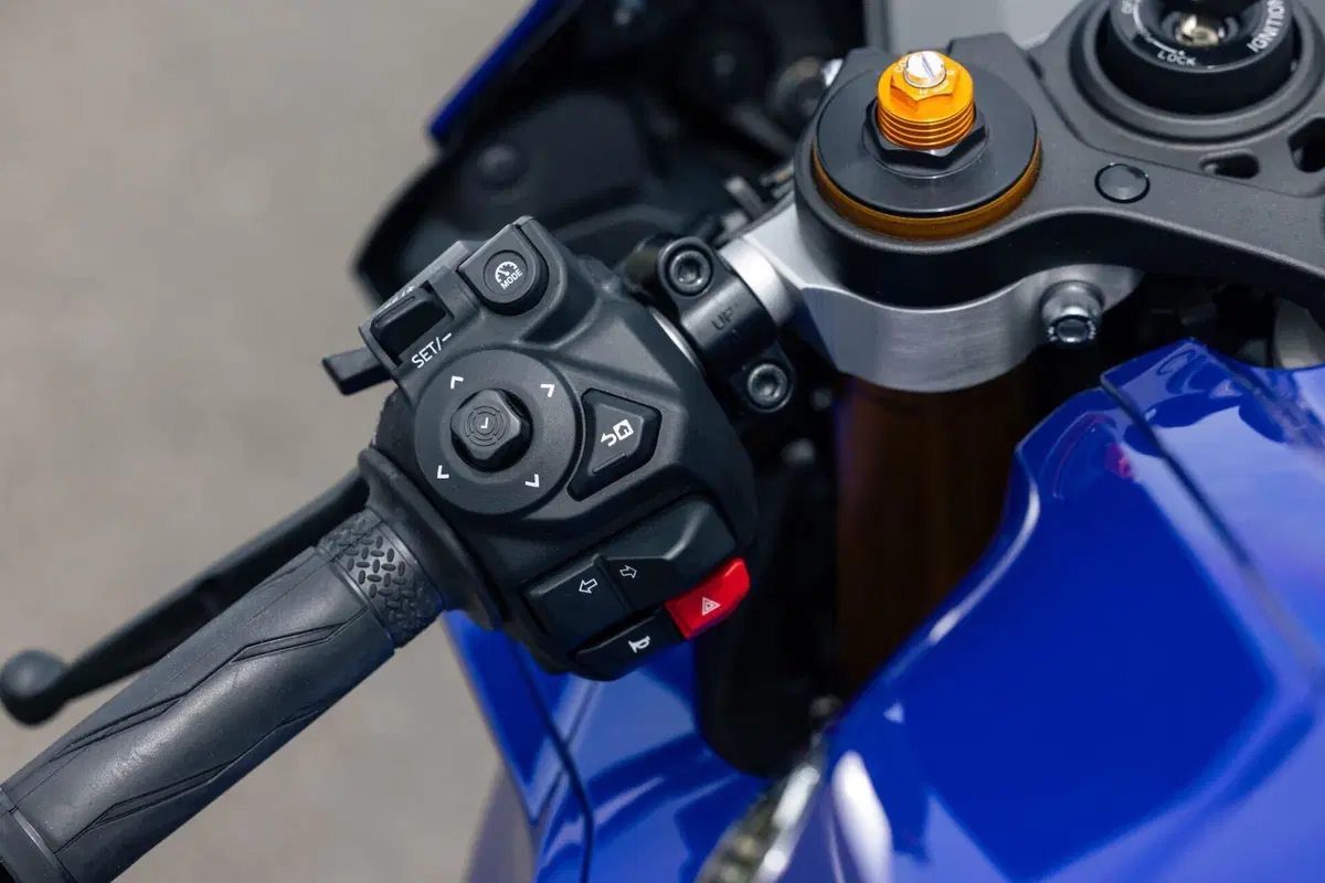 Yamaha YZF R7 (24)
