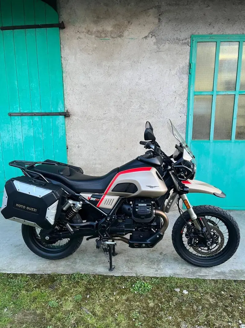 Moto Guzzi V85 TT Travel (2020)