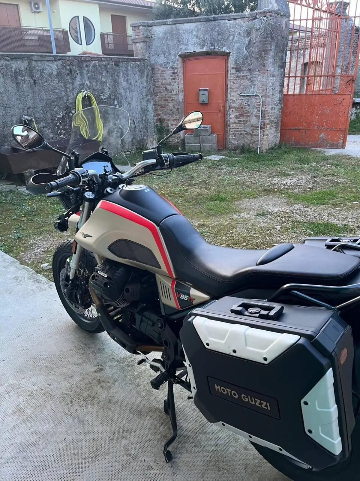 Moto Guzzi V85 TT Travel (2020) (3)