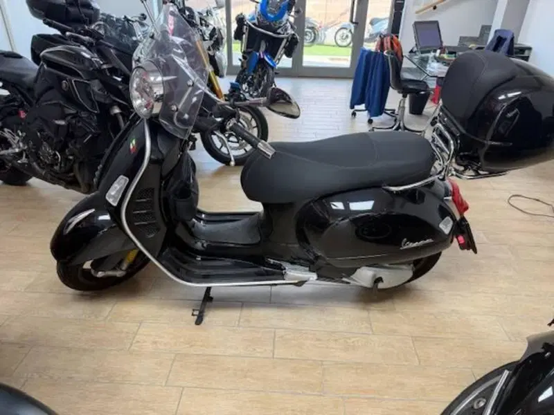 Vespa GTS 300 Hpe Super Tech (2019) (2)