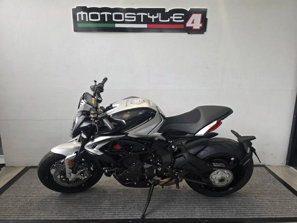 MV Agusta Dragster 800 RR Ottantesimo (2025 - 26) (2)