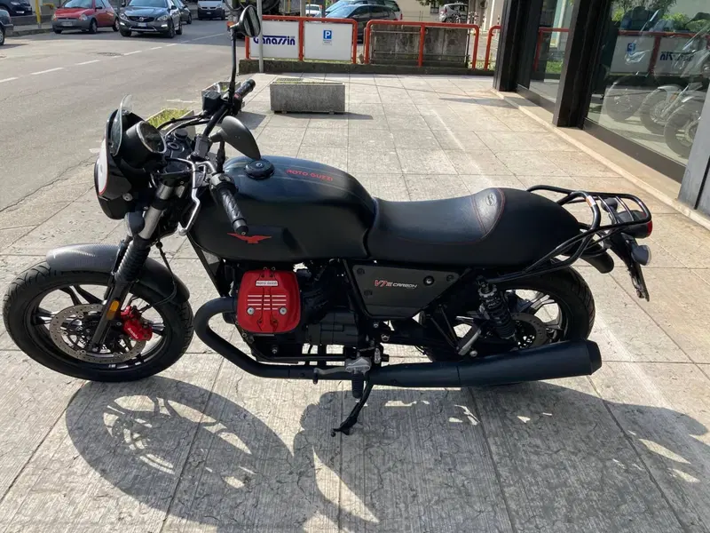 Moto Guzzi V7 III Carbon (2018 - 20) (2)