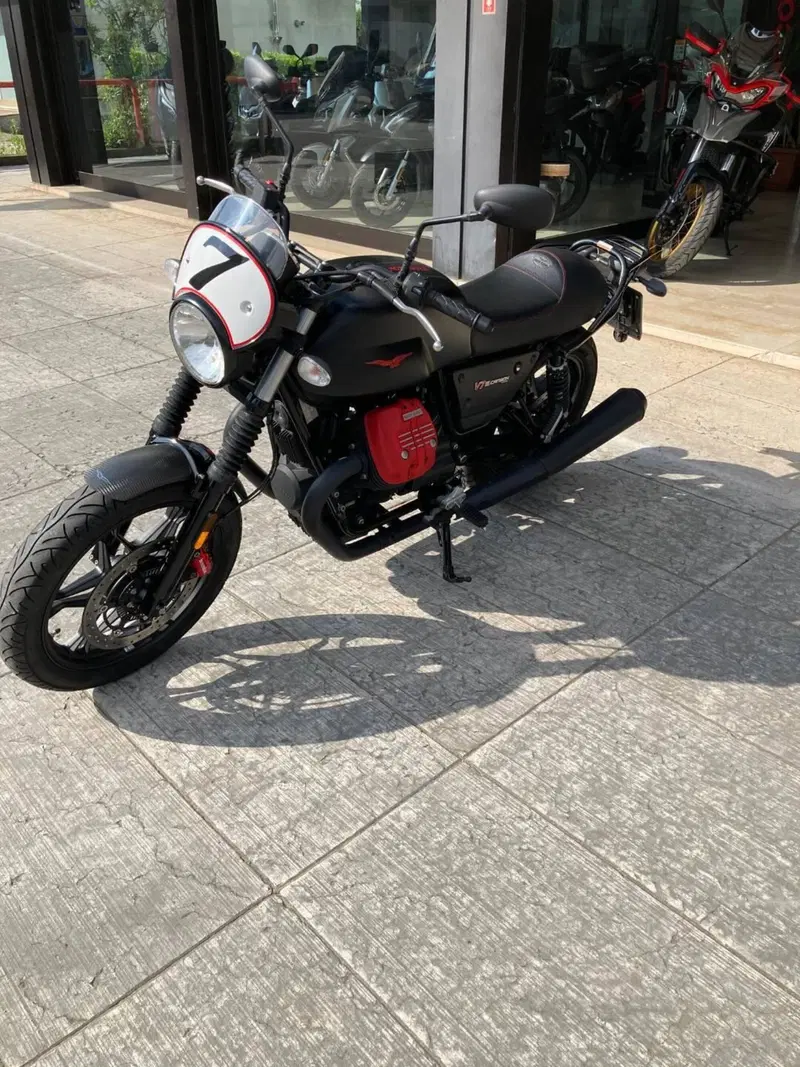 Moto Guzzi V7 III Carbon (2018 - 20) (3)