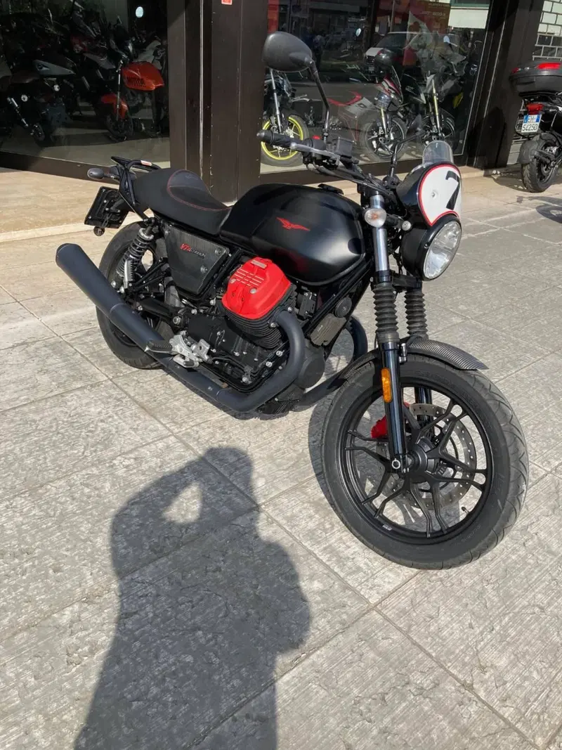 Moto Guzzi V7 III Carbon (2018 - 20) (4)