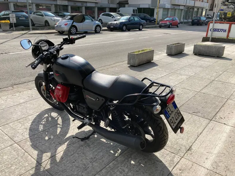 Moto Guzzi V7 III Carbon (2018 - 20) (6)