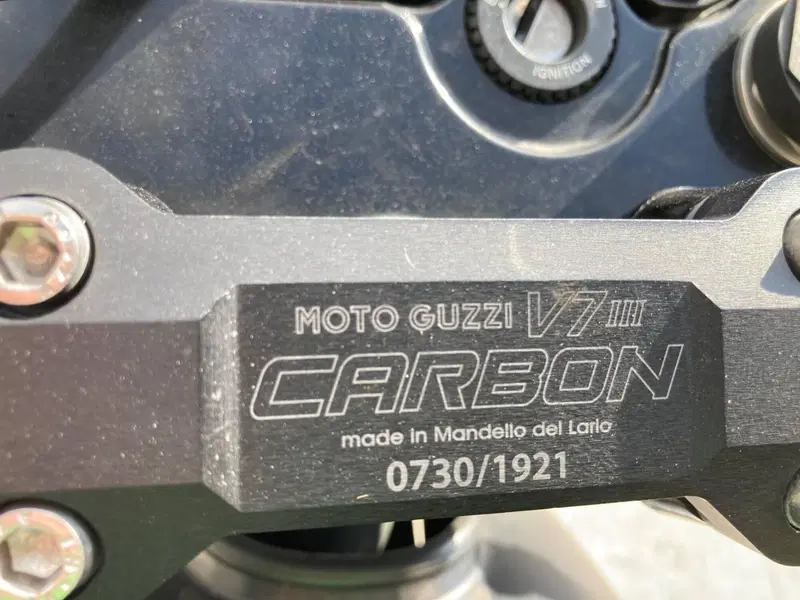 Moto Guzzi V7 III Carbon (2018 - 20) (7)
