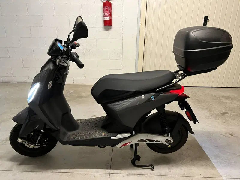 Piaggio 1 Active Feng Chen Wang (2022 - 24) (2)