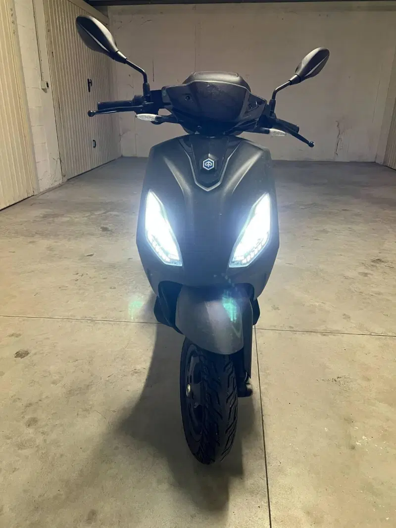 Piaggio 1 Active Feng Chen Wang (2022 - 24) (3)