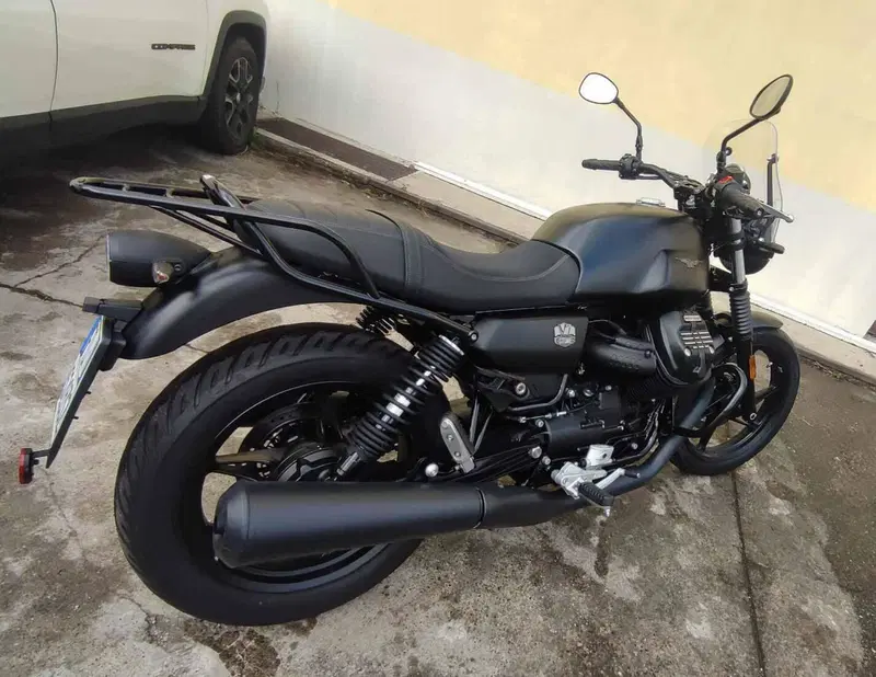 Moto Guzzi V7 Stone (2021 - 24) (4)