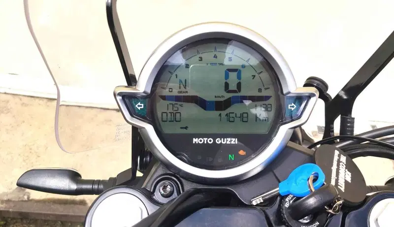 Moto Guzzi V7 Stone (2021 - 24) (3)