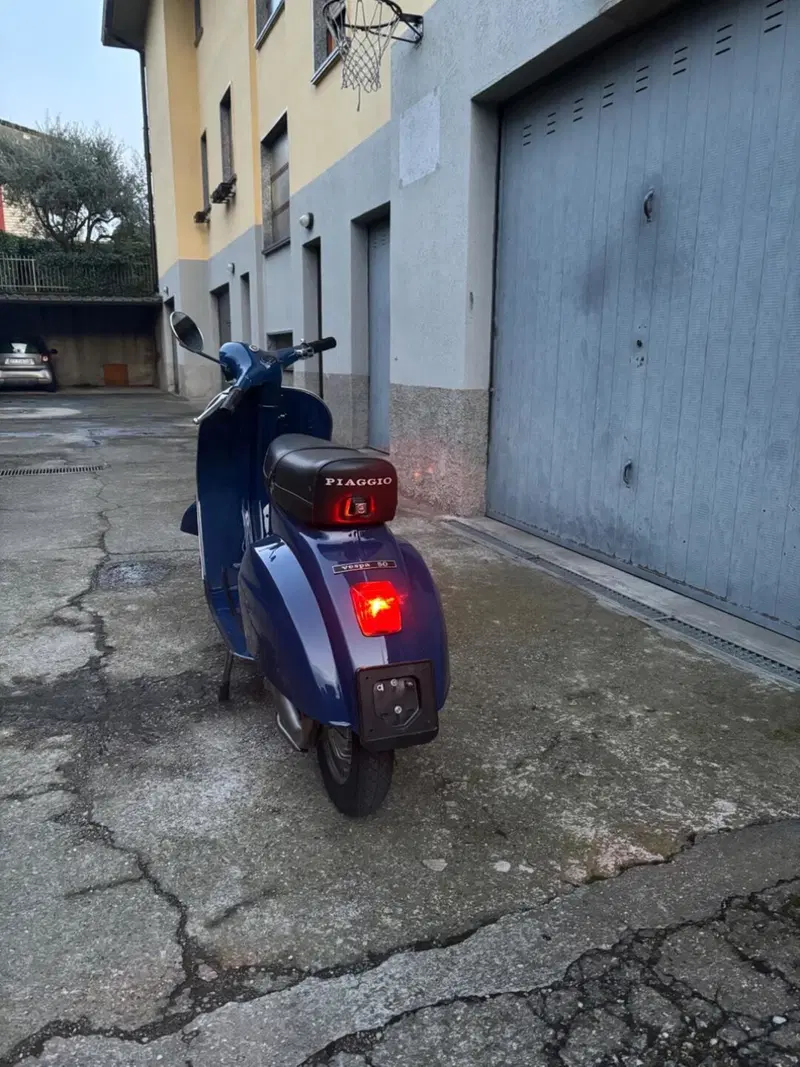 Piaggio Vespa 50 R (2)
